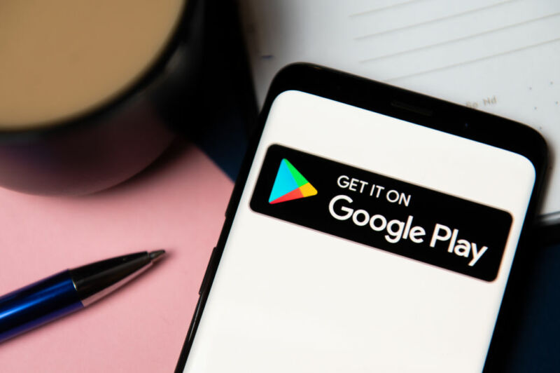 Google, Play Store'da rekabetçi uygulama mağazaları barındırmaya başladı