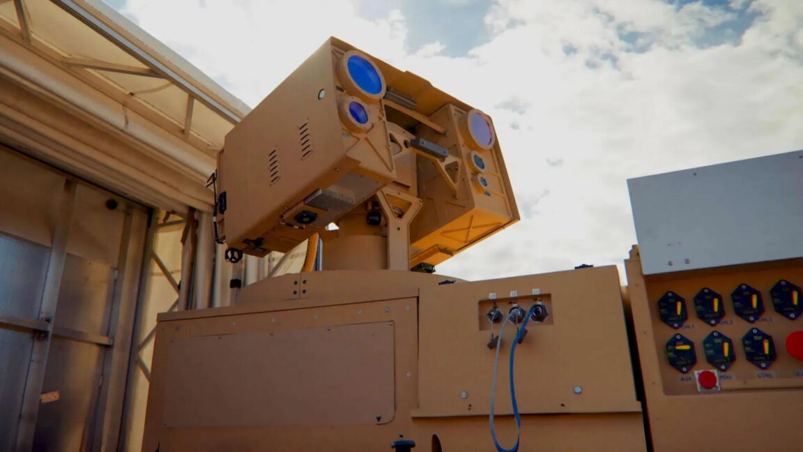 Ordu 20 kilovatlık lazerle üç droneu yok etti