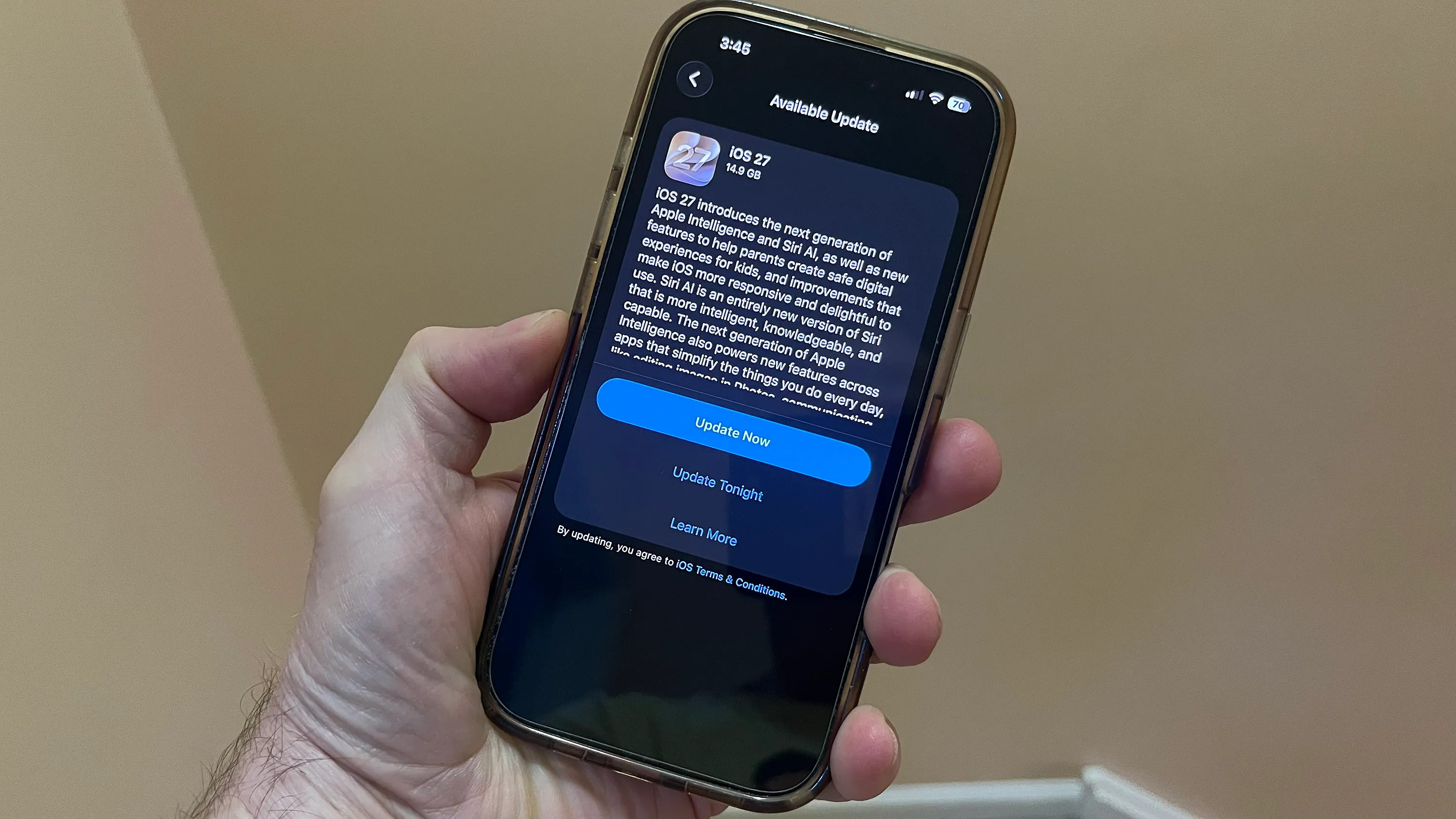 iOS 27 nihayet geldi; Siri AI beta ve 120 güvenlik yamasıyla